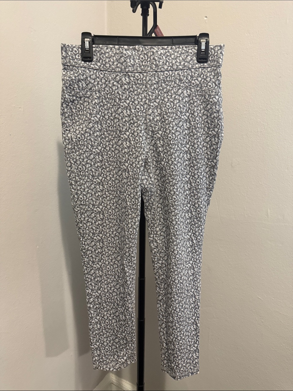 Time and Tru Gray Leopard-Print Leggings